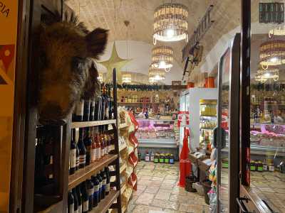 Entrando, al di l� di una testa impagliata di cinghiale, vi sono espositori di vini, taralli e pasta